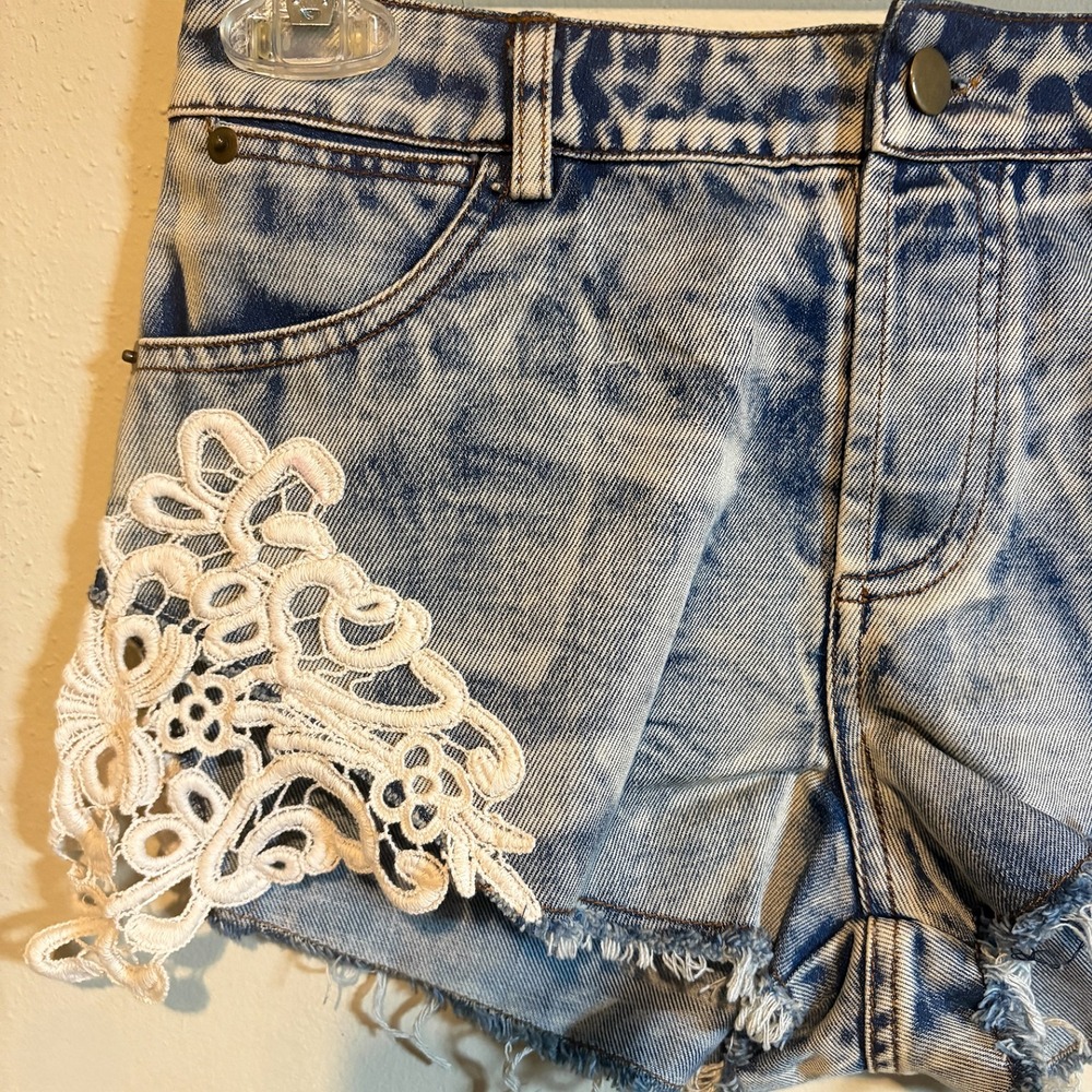 RAGA Boho Festival Shorts Size S Crochet Lace Trim Fray Hem Light Acid Wash NWT - Picture 4 of 10